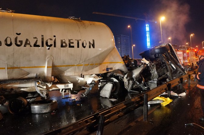 Beton tankeri kaza yaptı, E-5 trafiğe kapandı