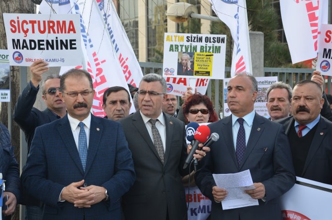 Birleşik Kamu-İş'ten Cerattepe için Orman Bakanlığı önüne siyah çelenk