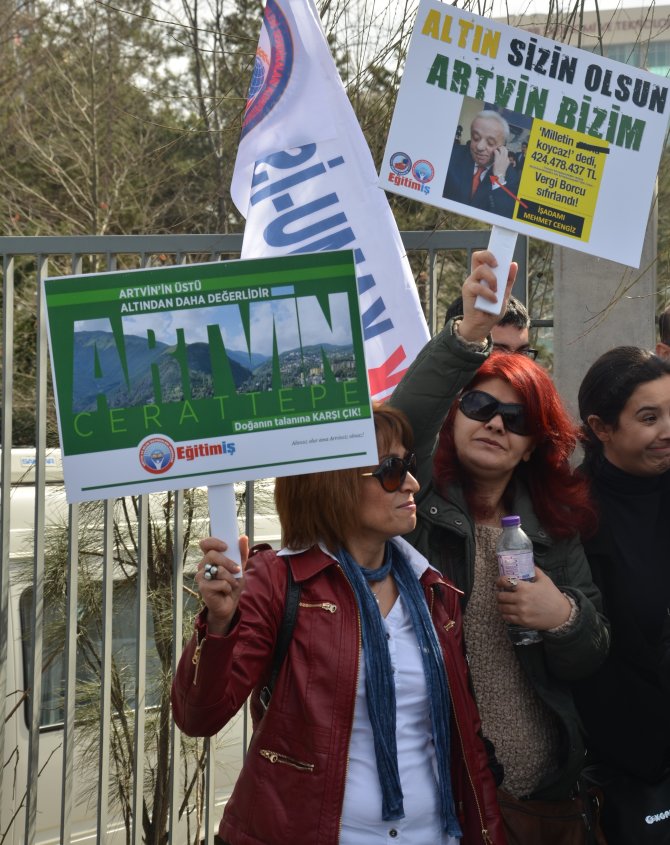 Birleşik Kamu-İş'ten Cerattepe için Orman Bakanlığı önüne siyah çelenk