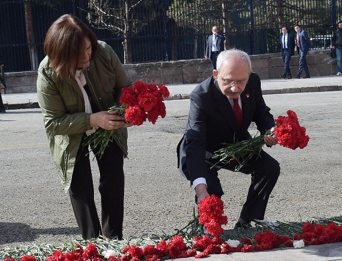 Kılıçdaroğlu, Patlamanın Meydana Geldiği Alana Hayatını Kaybedenler İçin Karanfil Bıraktı