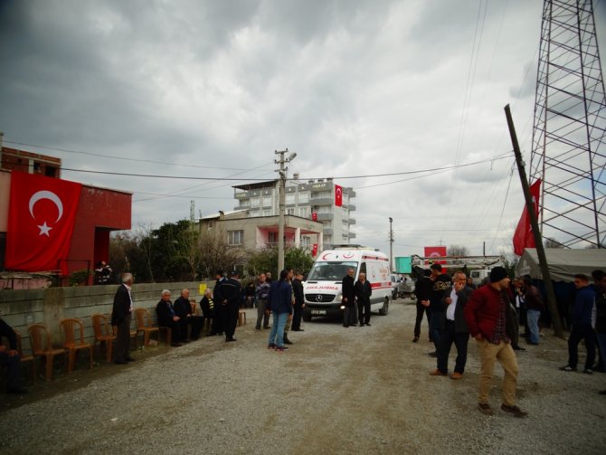 Şehit Yetkin Ersan'ın Payas'daki baba evi bayraklarla donatıldı