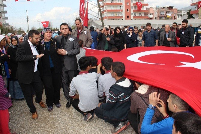 Türk Bayraklarıyla Yürüyen Gençleri Şehidin Annesi Karşıladı