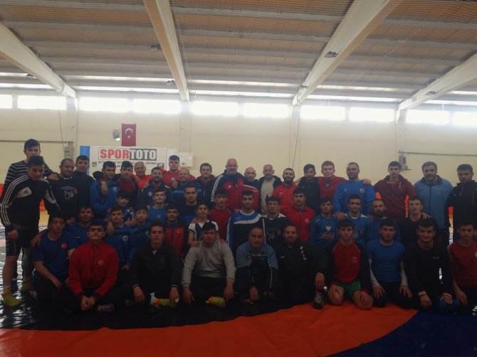 İşitme Engelliler Güreş Milli Takımı Demirkazık'ta kampa girdi