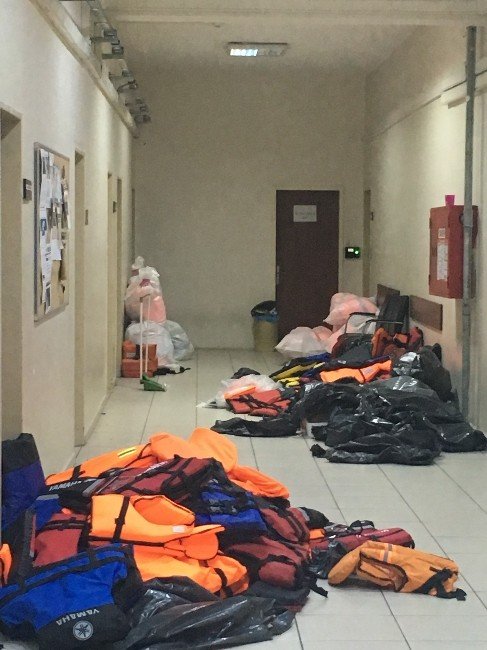 İzmir Polisi Sığınmacıları Ölüm Yoluna Çıkmadan Engelledi
