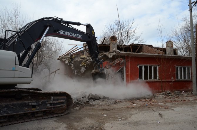 MKE Lojmanları'nın yıkımına başlandı