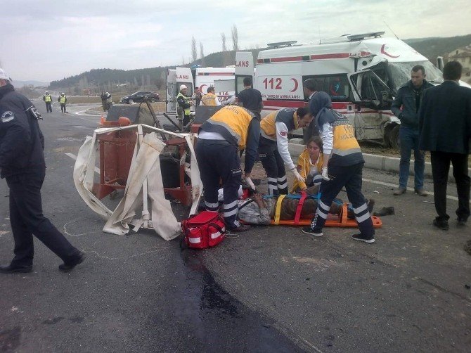 Traktörle Hasta Taşıyan Ambulans Çarpıştı: 4 Yaralı