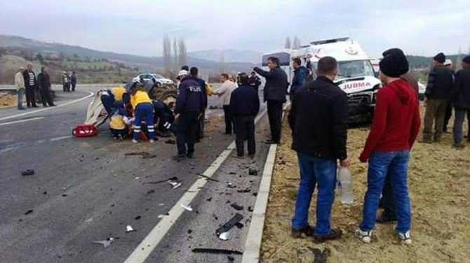 Traktörle Hasta Taşıyan Ambulans Çarpıştı: 4 Yaralı