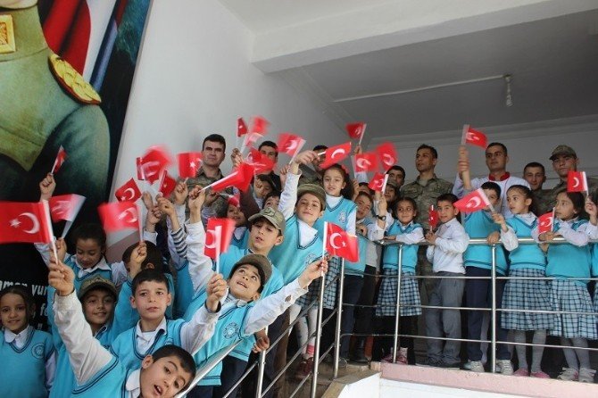 Öğrencilerden Mehmetçiğe Anlamlı Ziyaret