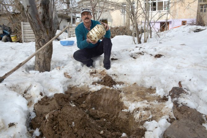 Bitlisliler kar altında kaybolan kışlık yiyeceklerini arıyor