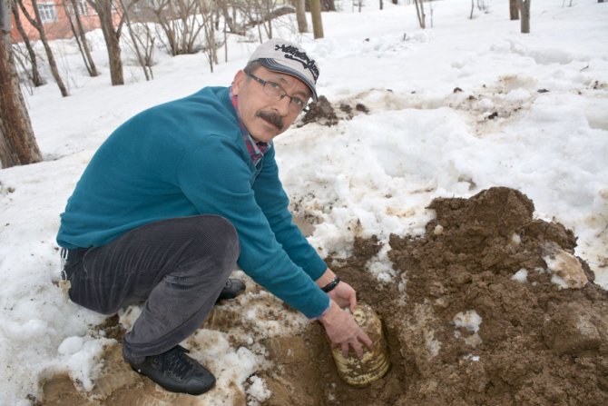 Bitlisliler kar altında kaybolan kışlık yiyeceklerini arıyor