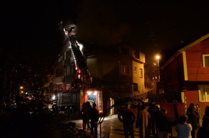 Zonguldak’ta bir evin çatısında çıkan yangın kontrol altına alındı