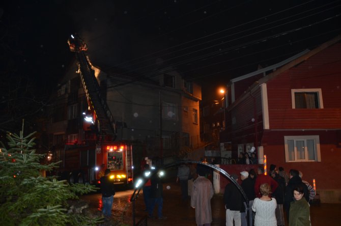 Zonguldak’ta bir evin çatısında çıkan yangın kontrol altına alındı