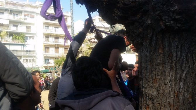Atina'nın merkezinde Suriyeli 2 mülteci kendini ağaca astı