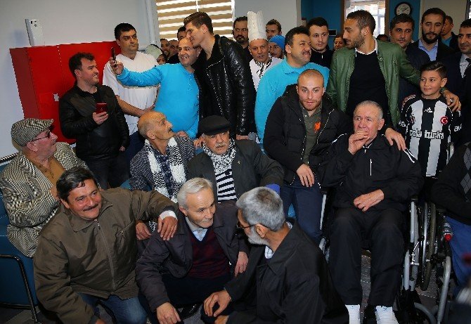 Beşiktaşlı Futbolculardan Anlamlı Ziyaret