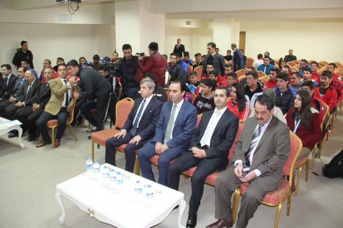 Bitlis’teki başarılı sporcular altınla ödüllendirildi