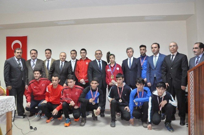 Bitlis’te Başarılı Sporcular Ödüllendirildi
