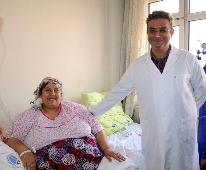 220 Kilo Olan Kadına Başarılı Mide Ameliyatı
