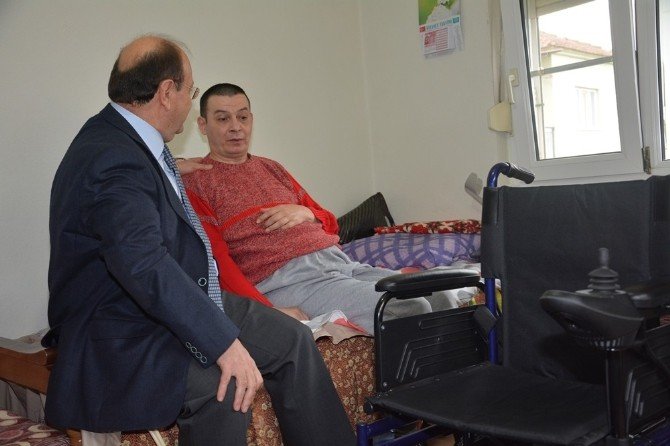 Başkan Özakcan, Akülü Sandalye Hediye Etti