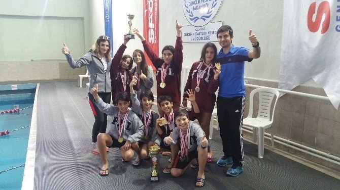 Finalli Öğrenciler Yüzmede Başarılı Oldular
