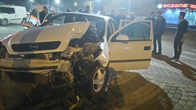 Malatya’da Otomobil Direğe Çarptı: 3 Yaralı