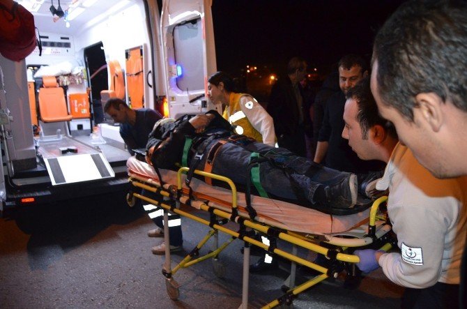 Duran Araca Çarpan Motosikletli Yaralandı