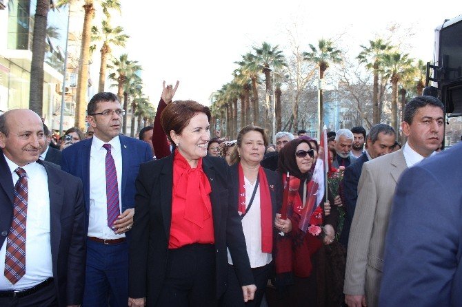 MHP’li Akşener Vatandaşlarla Yürüdü