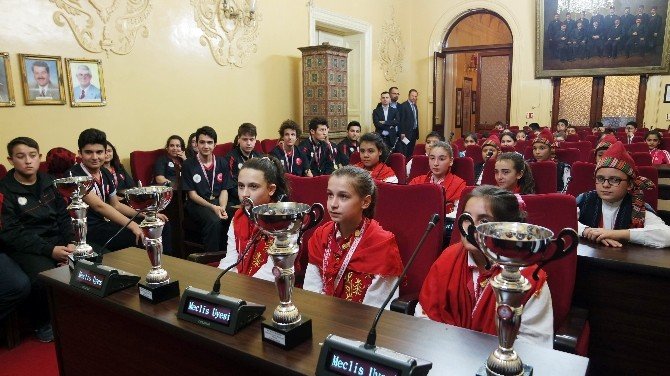 Halk Oyunları Topluluğundan Başkan Gürkan’a Ziyaret