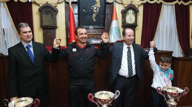 Halk Oyunları Topluluğundan Başkan Gürkan’a Ziyaret