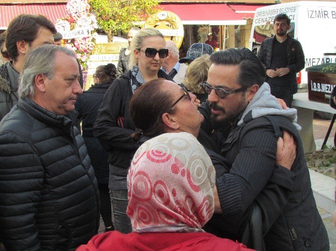 Sanatçı Emre Altuğ’dan Annesine Veda