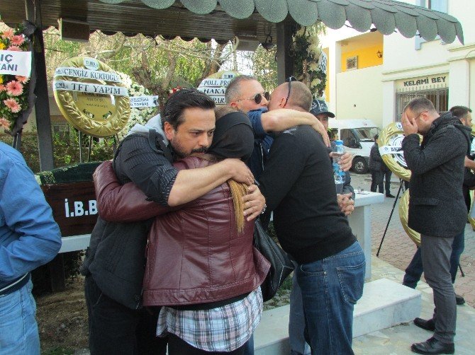 Sanatçı Emre Altuğ’dan Annesine Veda