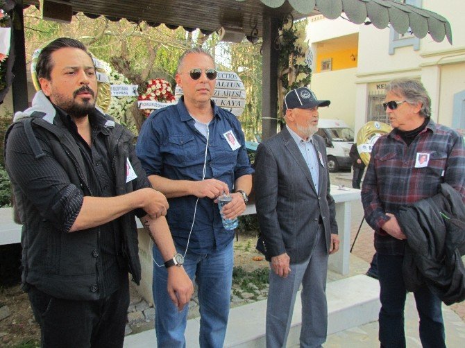 Sanatçı Emre Altuğ’dan Annesine Veda