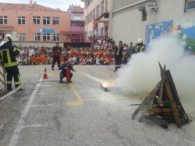İlkokulda Uygulamalı Yangın Söndürme Eğitimi