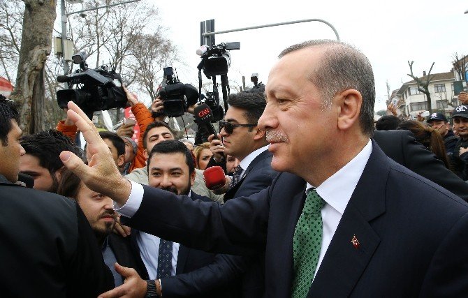 Cumhurbaşkanı Erdoğan’ın Konvoyunu Durdurup Doğum Gününü Kutladılar