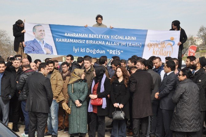 Cumhurbaşkanı Erdoğan’ın Konvoyunu Durdurup Doğum Gününü Kutladılar