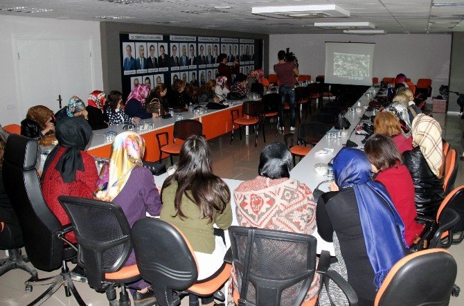 AK Parti’li Kadınlar Hocalı Katliamını Andı