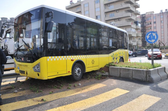 Halk otobüsüyle servis çarpıştı: Beşi öğrenci 6 yaralı