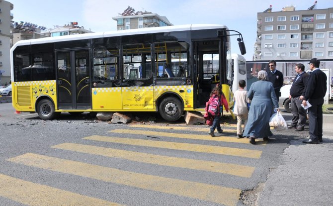 Halk otobüsüyle servis çarpıştı: Beşi öğrenci 6 yaralı