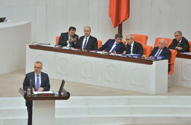 Başbakan Davutoğlu Alkışlarla Karşılandı