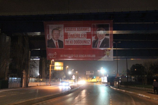 Cumhurbaşkanı Erdoğan Ve Başbakan Davutoğlu İçin Dev Pankart