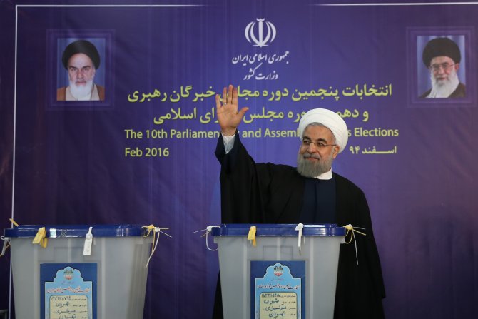 İran’da liderler oylarını kullandı