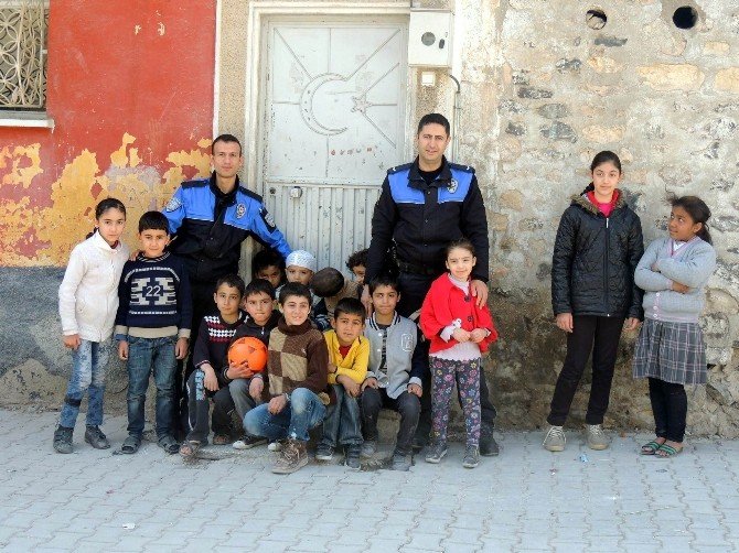 Polisler, Sokakta Çocuklarla Futbol Oynadı