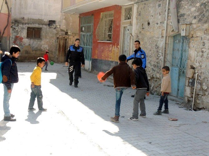 Polisler, Sokakta Çocuklarla Futbol Oynadı
