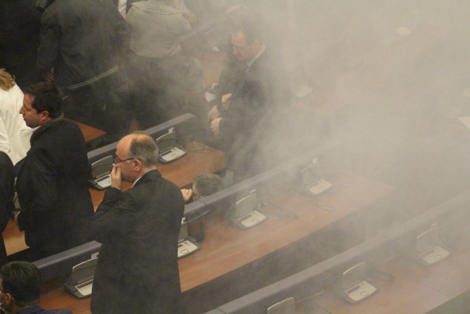 Kosova'da cumhurbaşkanı seçimine biber gazı engeli