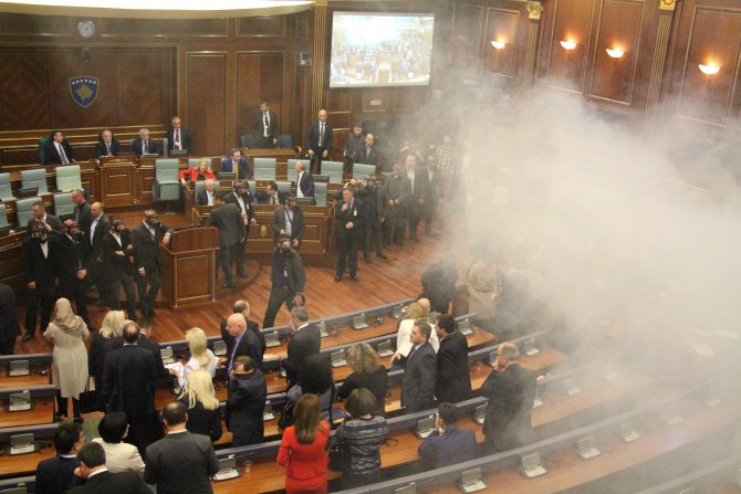 Kosova'da cumhurbaşkanı seçimine biber gazı engeli