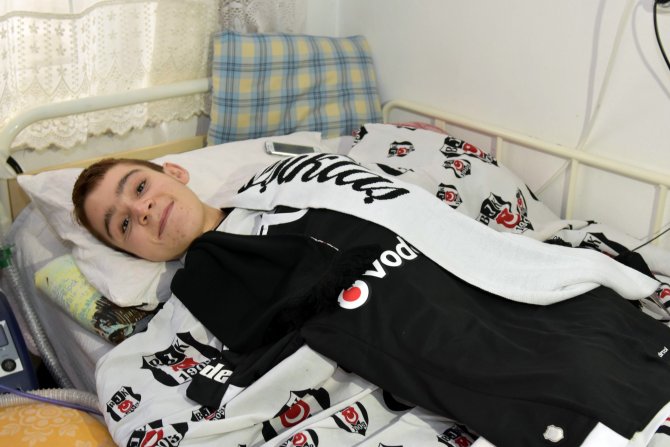 Engelli Mahsun'a Beşiktaş forması hediye edildi