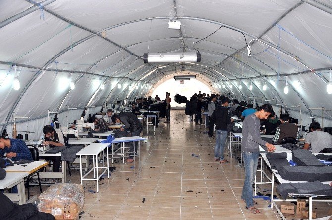 Suriyeli Mültecilere Dikiş Ve Üretim Eğitimi Veriliyor