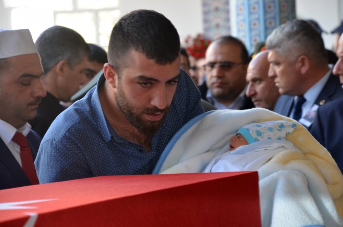 Şehit eşini 8 günlük bebeği ile asker selamı vererek uğurladı