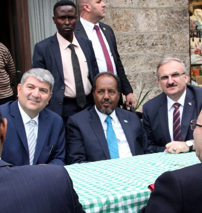 Somali Cumhurbaşkanı Mahmud, Bursa'da tarihi Koza Han’ı gezdi