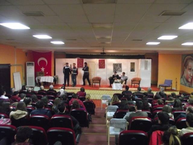 “Sen Hiç Ateş Böceği Gördün MÜ” Oyunu İlgi İle İzlendi