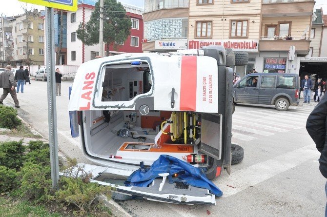 Otobüsün Çarptığı Ambulans Takla Attı: 5 Yaralı
